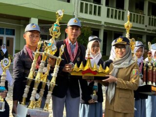 Upacara Bendera SMAN 5 Bandar Lampung Diwarnai Penyerahan Penghargaan Siswa Berprestasi
