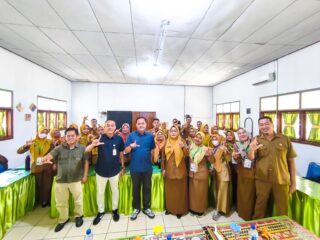 Tinggalkan Hari Libur, Thomas Amirico Datangi Sekolah di Pesawaran yang Loloskan 99,42 Persen Siswanya ke PTN